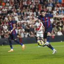 Robert Lewandowski del Barcelona tira para anotar el primer gol del Barcelona ante el Rayo Vallecano en la liga española el miércoles 26 de abril del 2023. (AP Foto/Pablo Garcia)