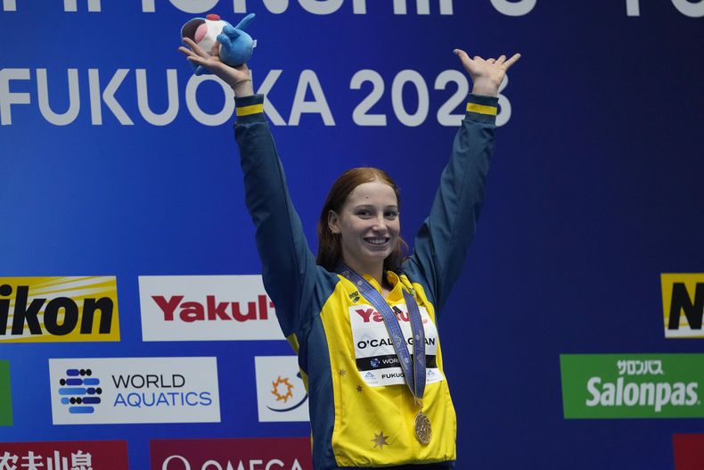 La australiana Mollie OCallaghan celebra tras ganar los 100 metros libres en el Campeonato Mundial en Fukuoka, Japón el viernes 28 de julio del 2023. (AP Foto/Lee Jin-man)
