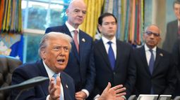 El presidente Donald Trump responde a preguntas de los periodistas durante una reunión con el grupo de trabajo de la Copa Mundial 2026 en el Despacho Oval de la Casa Blanca, el lunes 17 de noviembre de 2025, en Washington.En la imagen también aparecen el presidente de la FIFA, Gianni Infantino, el secretario de Estado Marco Rubio y el asesor principal de la FIFA, Carlos Cordeiro. (AP Foto/Evan Vucci)