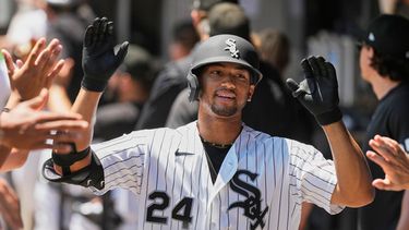 Braden Montgomery, de los Medias Blancas de Chicago, celebra con sus compañeros de equipo tras conectar un jonrón de tres carreras durante la primera entrada de un partido de béisbol contra los Atléticos, en Chicago, el domingo 12 de julio de 2026. (Foto AP/Nam Y. Huh)