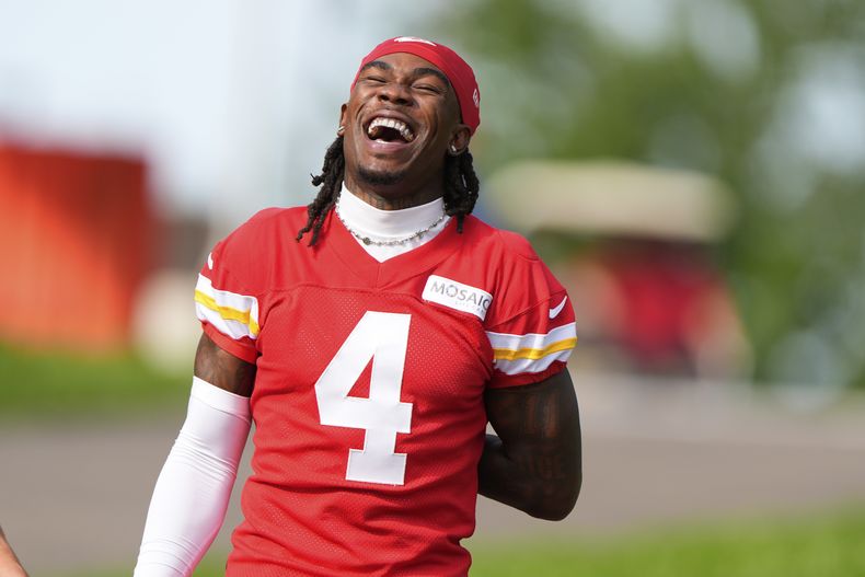 El receptor abierto de los Chiefs de Kansas City, Rashee Rice, se ríe con un compañero de equipo al llegar al campamento de entrenamiento de fútbol americano de la NFL el martes 22 de julio de 2025, en St. Joseph, Misuri. (AP Photo/Charlie Riedel)