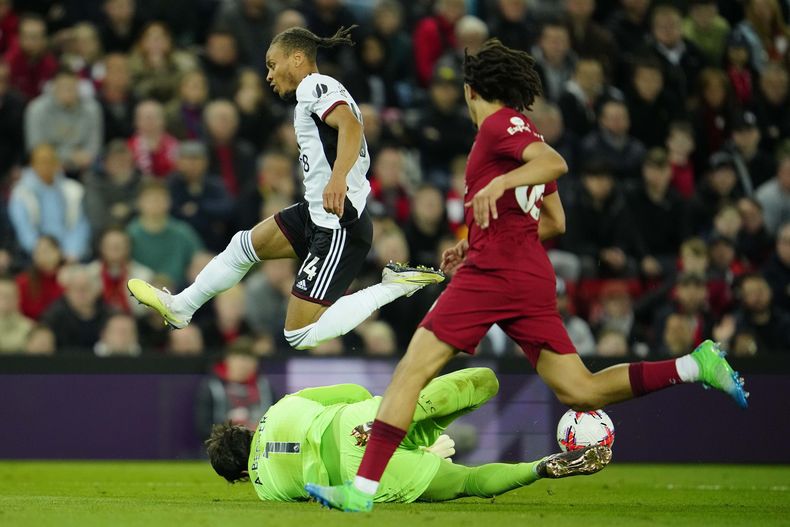 El porter del Liverpool, Alisson evita un tiro a gol de Manor Solomon del Fulham en el encuentro de la Liga Premier el miércoles 3 de mayo del 2023 en el Estadio Anfield en Liverpool. (AP Foto/Jon Super)