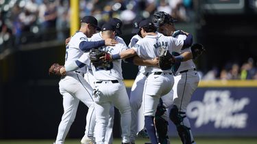 Los Marineros de Seattle celebran una victoria por 5-1 sobre los Rojos de Cincinnati en un partido de béisbol el miércoles 17 de abril de 2024, en Seattle. (AP Foto/John Froschauer)