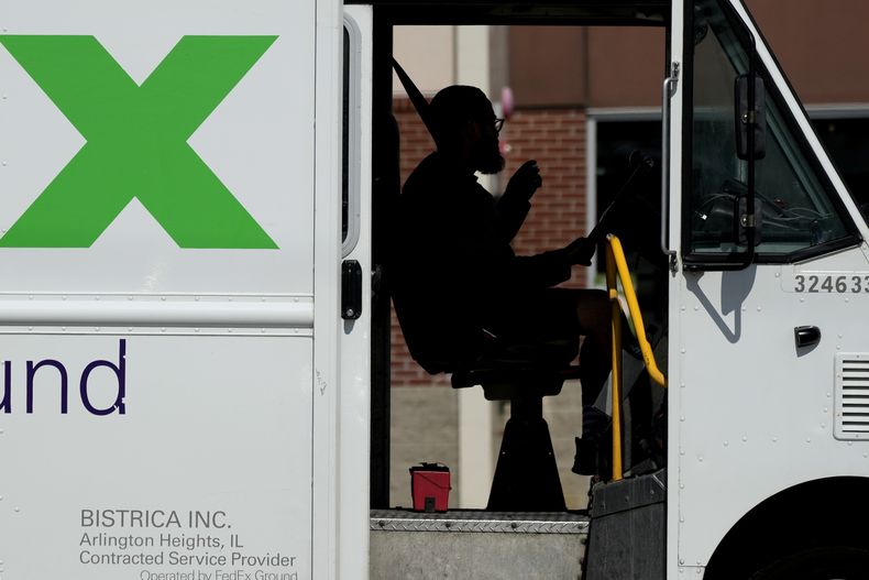 Un camión de FedEx hace repartos en Palatine, Illinois, 13 de setiembre de 2023. Las empresas crearon 336.000 empleos en setiembre, informó el gobierno el viernes 6 de octubre de 2023. (AP Foto/Nam Y. Huh)