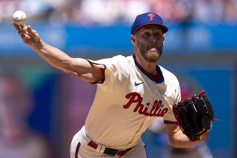 El lanzador abridor de los Filis de Filadelfia, Zack Wheeler, lanza durante la primera entrada de un partido de béisbol contra los Rojos de Cincinnati, el domingo 6 de julio de 2025, en Filadelfia. (Foto AP/Chris Szagola)