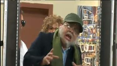 americateve | Carlucho parodia la reaparición del dictador Fidel Castro el pasado 8 de enero en La Habana.