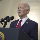 El presidente Joe Biden habla antes de firmar un paquete de ayuda de 95.000 millones de dólares para Ucrania que también incluye asistencia para Israel, Taiwán y otros aliados, en el Comedor Estatal de la Casa Blanca, el miércoles 24 de abril de 2024, en Washington. (AP Foto/Evan Vucci)