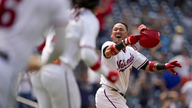 Ildemaro Vargas de los Nacionales de Washington celebra tras anotar la carrera de la victoria ante los Cerveceros de Milwaukee, el miércoles 2 de agosto de 2023, en Washington. (AP Foto/Alex Brandon)