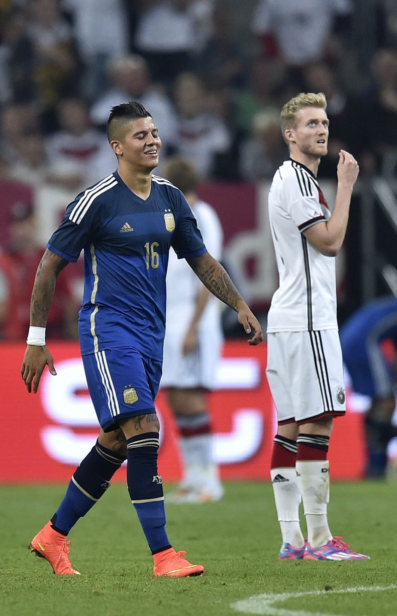 El jugador de la selecci&oacute;n de Argentina y Manchester United, Marcos Rojo, izquierda, durante un amistoso contra Alemania el mi&eacute;rcoles, 3 de septiembre de 2014, en Duesseldorf, Alemania. (AP Photo/Martin Meissner)