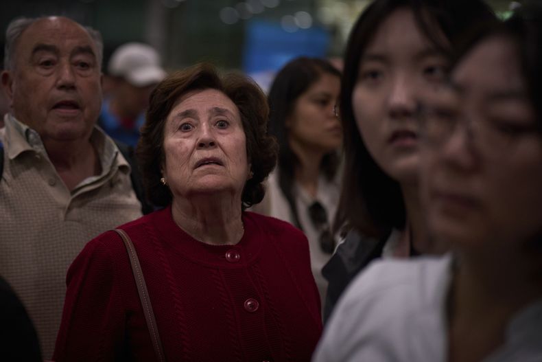 Un grupo de personas busca información sobre trenes en la estación Sants en Barcelona, España, el 29 de abril del 2025. (AP foto/Emilio Morenatti)