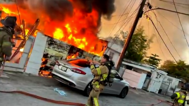 un hombre herido durante fuego que consumio dos casas moviles en miami