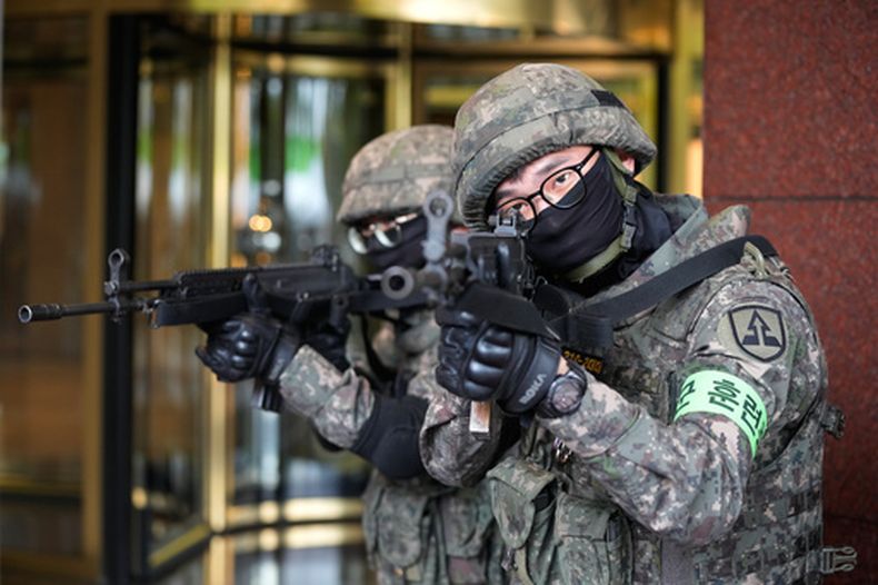 Soldaods del ejército de Corea del Sur participan en un ejercicio contra terrotistas dentro de las maniobras militares Ulchi Freedom Shield entre Estados Unidos y Corea del Sur, en Seúl, Corea del Sur, el 19 de agosto de 2026. (AP Foto/Ahn Young-joon)