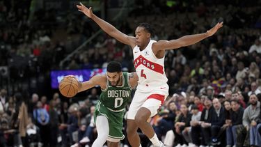 Jayson Tatum (0), de los Celtics de Boston, busca pasar a Scottie Barnes (4), de los Raptors de Toronto, durante la acción de pretemporada de la NBA en la segunda mitad en Toronto, el martes 15 de octubre de 2024. (Nathan Denette/The Canadian Press vía AP)