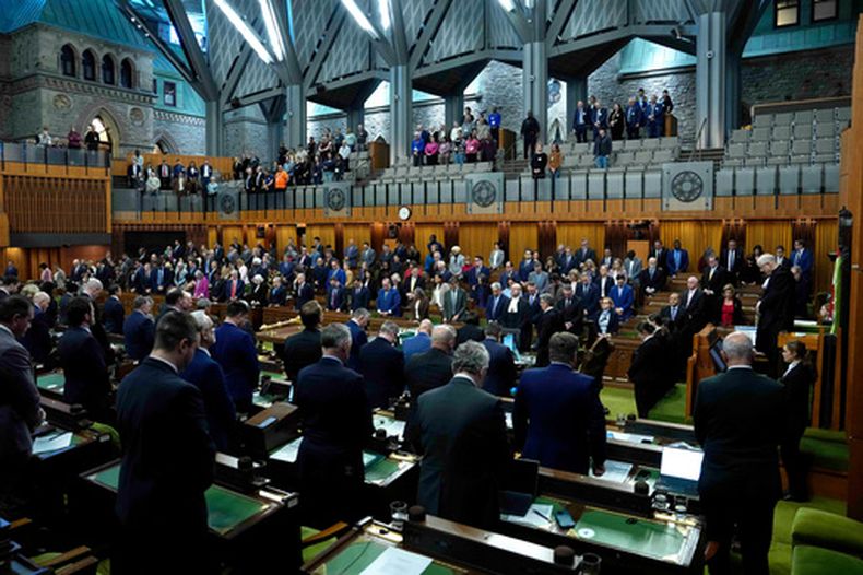 ARCHIVO - Miembros del Parlamento se ponen de pie para un momento de silencio en la Cámara de los Comunes, en Parliament Hill, en Ottawa, Ontario, el 24 de febrero de 2026. (Justin Tang/The Canadian Press vía AP, archivo)