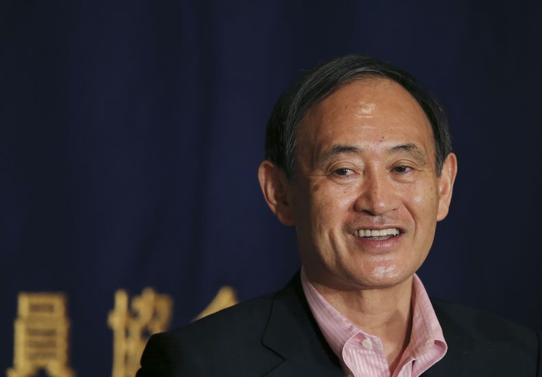 El jefe del gabinete japon&eacute;s Yoshihide Suga habla con la prensa en Tokio, viernes 11 de julio de 2014. Suga dijo que una cumbre reagional asi&aacute;tica a realizarse en Beijing en noviembre ser&iacute;a una buena oportunidad para que Jap&oacute;n