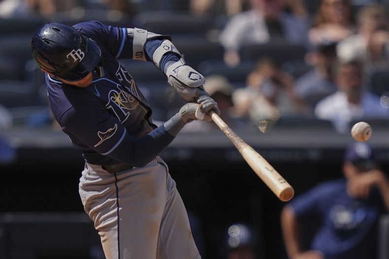 Curtis Mead de los Rays de Tampa Ray batea un sencillo remolcador en la octava entrada ante los Yankees de Nueva York el sábado 3 de mayo del 2025. (AP Foto/Frank Franklin II)
