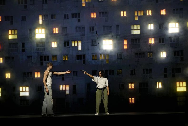 Los actores actúan durante un ensayo del espectáculo musical La Haine, en Tremblay en Francia, el martes 17 de septiembre de 2024. (Foto AP/Christophe Ena)