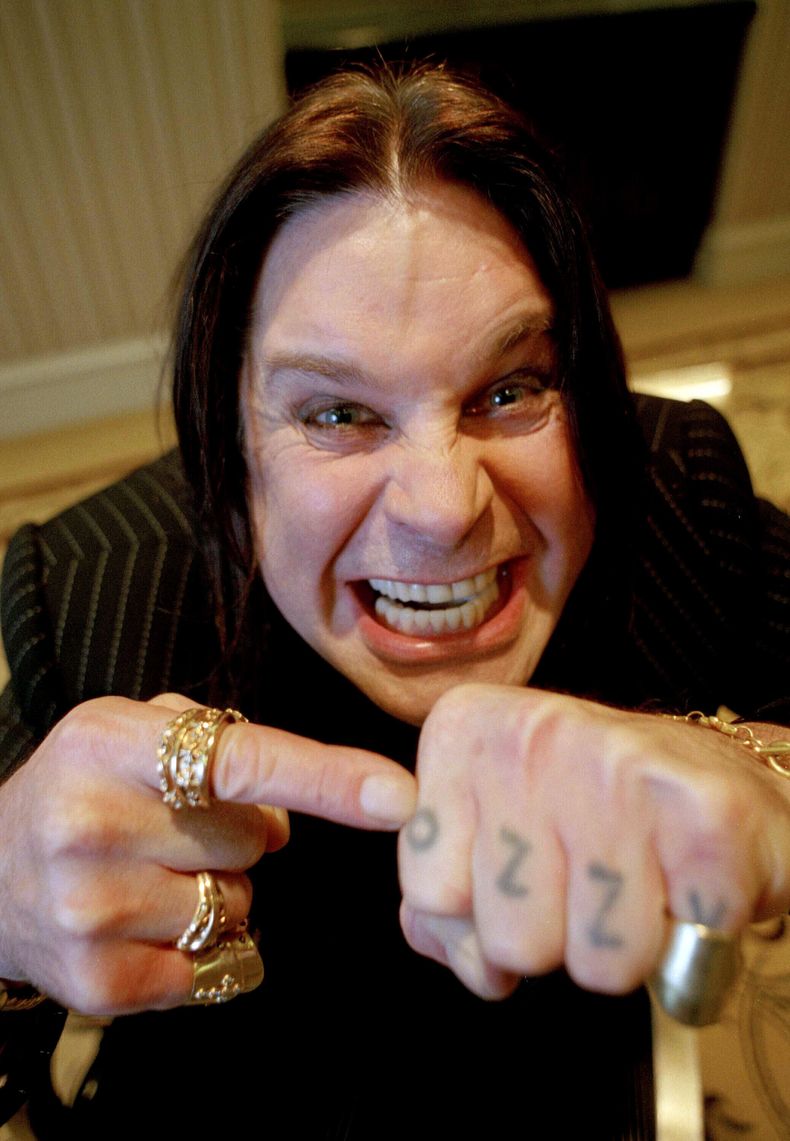 ARCHIVO - La estrella del rock heavy metal Ozzy Osbourne posa en el Peninsula Hotel en Nueva York, el 27 de julio de 2000. (Foto AP/Jeff Geissler, archivo)