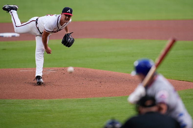 Tyler Mahle, lanzador de los Bravos de Atlanta, enfrenta a A.J. Ewing, de los Mets de Nueva York, en el duelo del miércoles 12 de agoston de 2026 (AP Foto/Mike Stewart)