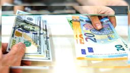 el euro se dispara hasta los 235 pesos en el mercado informal cubano y el dolar llega a los 225