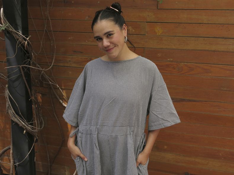 La cantautora mexicana Pahua posa para una fotografía durante una entrevista para promocionar su álbum Cerca del lugar, en la Ciudad de México, el lunes 18 de agosto de 2025. (Foto AP/Berenice Bautista)