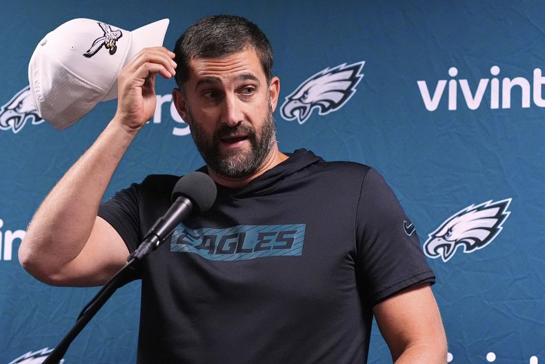 Nick Sirianni, entrenador en jefe de los Eagles de Filadelfia, platica con reporteros después del partido de pretemporada de la NFL contra los Jets de Nueva York, el viernes 22 de agosto de 2025, en East Rutherford, Nueva Jersey. (AP Foto/Yuki Iwamura)