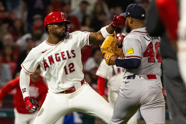 Jorge Soler (izquierda) de los Angelinos de Los Ángeles riñe con Reynaldo López de los Bravos de Atlanta, el martes 7 de abril de 2026. (AP Foto/Ethan Swope)