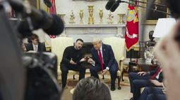 El presidente Donald Trump, derecha, dialoga con el presidente ucraniano Volodymyr Zelenskyy en el Despacho Oval de la Casa Blanca, el 28 de febrero de 2025, en Washington. (AP foto/ Mystyslav Chernov)