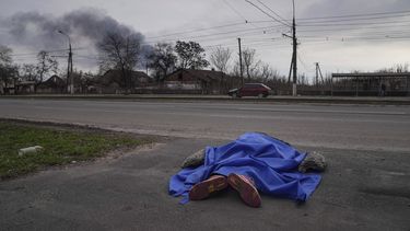 Ucrania: Llevan muertos de Mariúpol a una fosa común