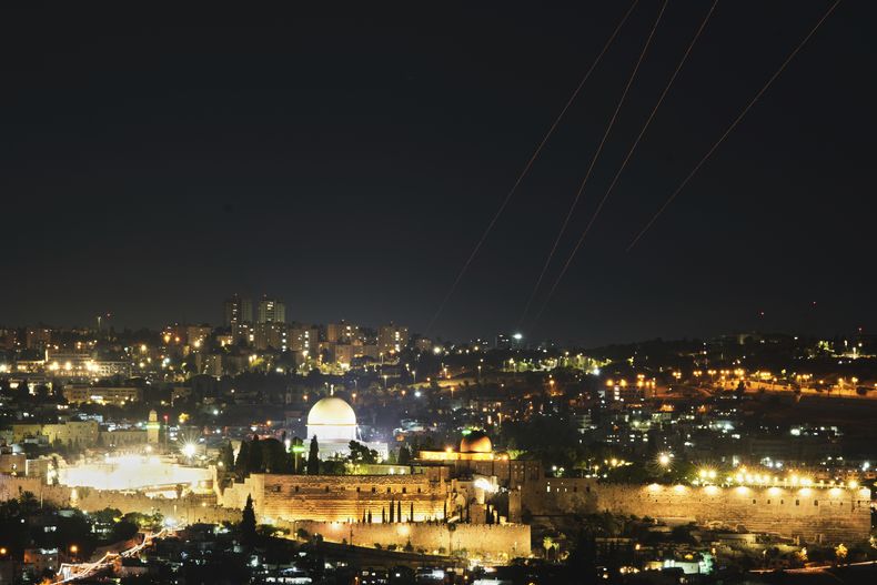 Estelas sobre Jerusalén durante un ataque con misiles el viernes 13 de junio de 2025. (AP Foto/Ohad Zwigenberg)