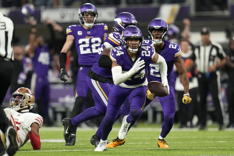 El safety Camryn Bynum (24), de los Vikings de Minnesota, celebra después de interceptar un pase durante la segunda mitad del juego de la NFL en contra de los 49ers de San Francisco, el lunes 23 de octubre de 2023, en Minneapolis. (AP Foto/Abbie Parr)