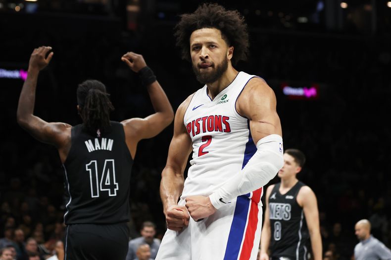 Cade Cunningham, base de los Pistons de Detroit, festeja tras encestar y recibir una falta en el duelo del viernes 7 de noviembre de 2025, ante los Nets de Brooklyn (AP Foto/Heather Khalifa)