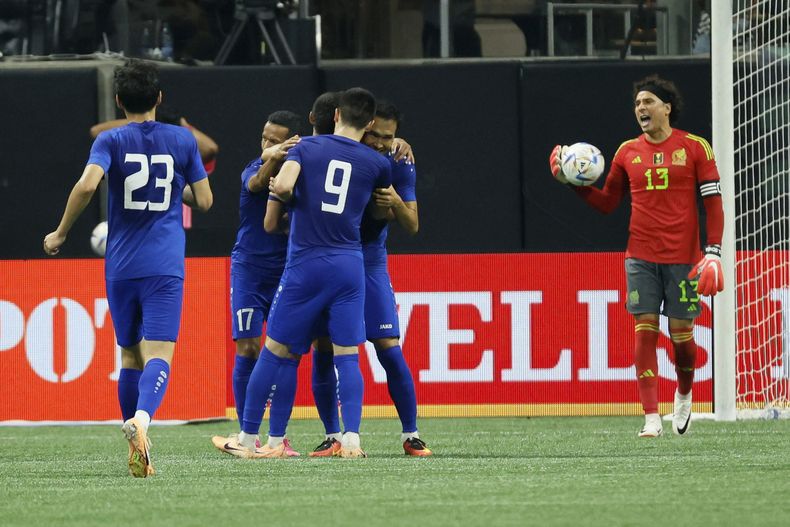 El arquero de México Guillermo Ochoa (13) reacciona mientras los jugadores de Uzbekistán celebran su gol durante un partido amistoso, el martes 12 de septiembre de 2023, en Atlanta. (Miguel Martínez/Atlanta Journal-Constitution vía AP)