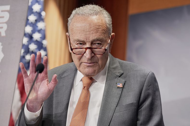 El líder de la minoría en el Senado de EEUU, Chuck Schumer, habla durante una rueda de prensa sobre aranceles, el jueves 31 de julio de 2025, en Washington. (AP Foto/Mariam Zuhaib)