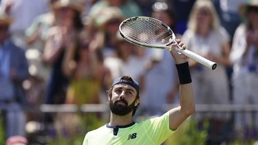 El australiano Jordan Thompson celebra tras vencer a Taylor Fritz en los cuartos de final del torneo Queens Club el viernes 21 de junio del 2024. (Zac Goodwin/PA via AP)