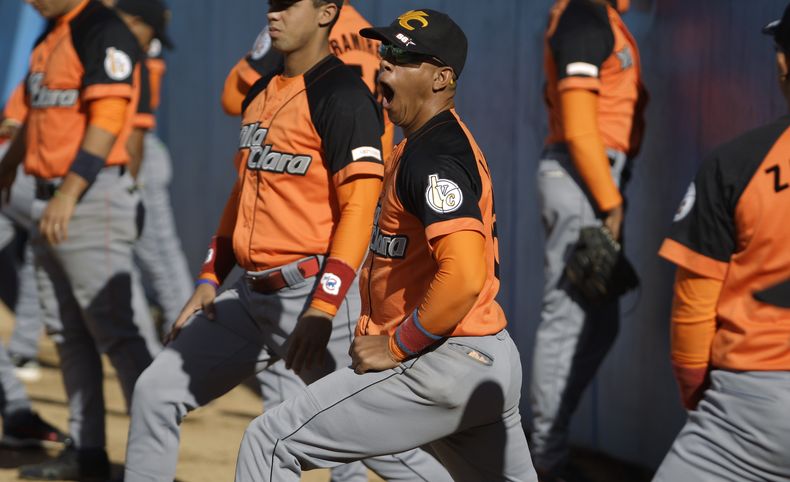 El jugador de Villa Clara, Ram&oacute;n Lunar, centro, bosteza durante un entrenamiento antes de un partido contra Industriales por la liga cubana de b&eacute;isbol el 18 de enero de 2014. Lunar sufri&oacute; heridas en el rostro al ser golpeado por un ba