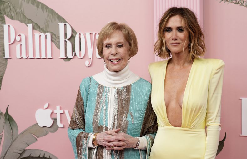 Carol Burnett, izquierda, y Kristin Wiig, del elenco de Palm Royale, posan para un retrato en el estreno de la serie de Apple TV+ en el Teatro Samuel Goldwyn el jueves 14 de marzo de 2024, en Beverly Hills, California. (Foto AP/Chris Pizzello)