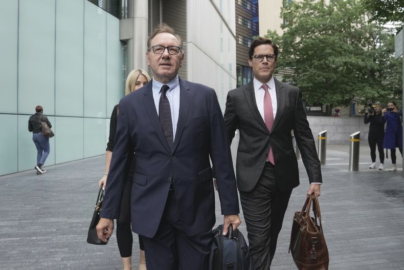 El actor Kevin Spacey, izquierda, llega al Tribunal de la Corona en Southwark, en Londres, el viernes 14 de julio de 2023. (AP Photo/Kin Cheung)