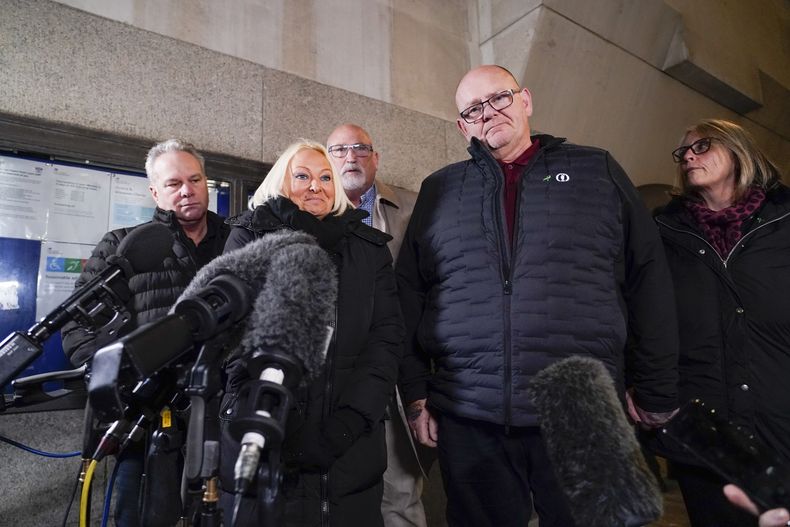 Bruce Charles, padrastro de Harry Dunn, izquierda; Charlotte Charles, la madre; Tim Dunn, segundo de la derecha el padre y Tracey Dunn, la madrastra, le hablan a la prensa frente a los tribunales en Londres el 8 de diciembre del 2022. (AP foto/Alberto Pezzali)