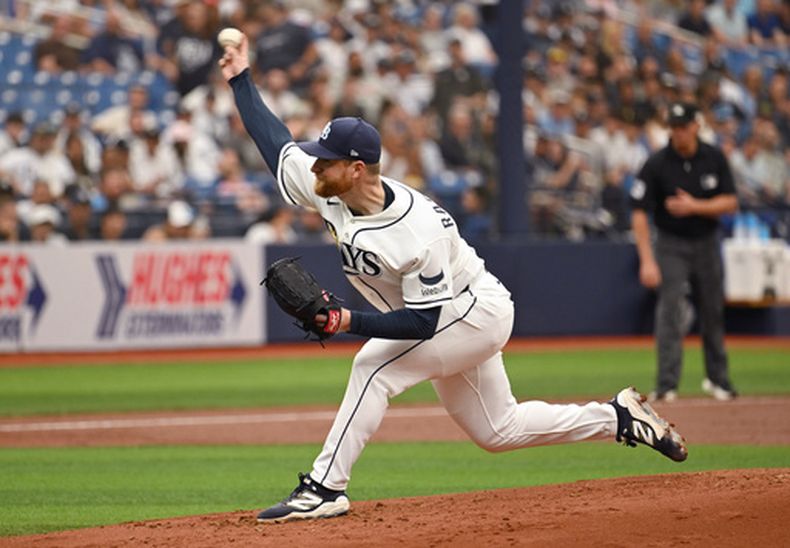 Drew Rasmussen, lanzador de los Rays de Tampa Bay, realiza un lanzamiento durante la primera entrada de un juego de béisbol contra los Yankees de Nueva York, el domingo 12 de abril de 2026, en St. Petersburg, Florida. (Foto AP/Jason Behnken)