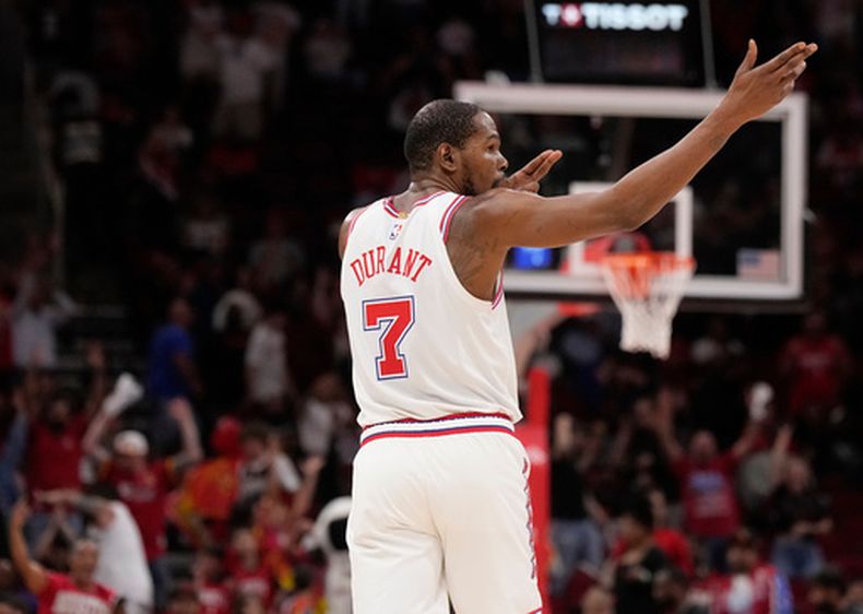 Kevin Durant, alero de los Rockets de Houston, festeja tras atinar un triple ante los 76ers de Filadelfia, el jueves 9 de abril de 2026 (AP Foto/ Karen Warren)