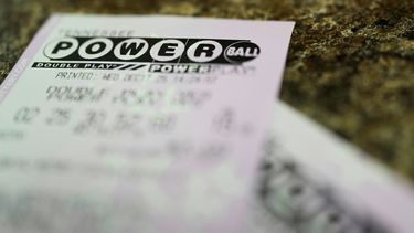 Esta fotografía del miércoles 17 de diciembre de 2025 muestra boletos de la lotería Powerball, en Nashville, Tennessee. (AP Foto/George Walker IV)