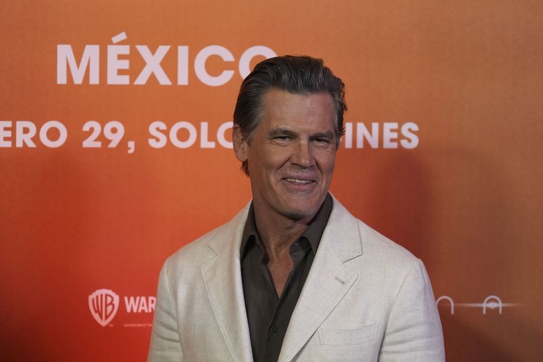El actor Josh Brolin posa en una sesión fotográfica para promover la película Dune: Part Two en la Ciudad de México el lunes 5 de febrero de 2024. (Foto AP/Marco Ugarte)