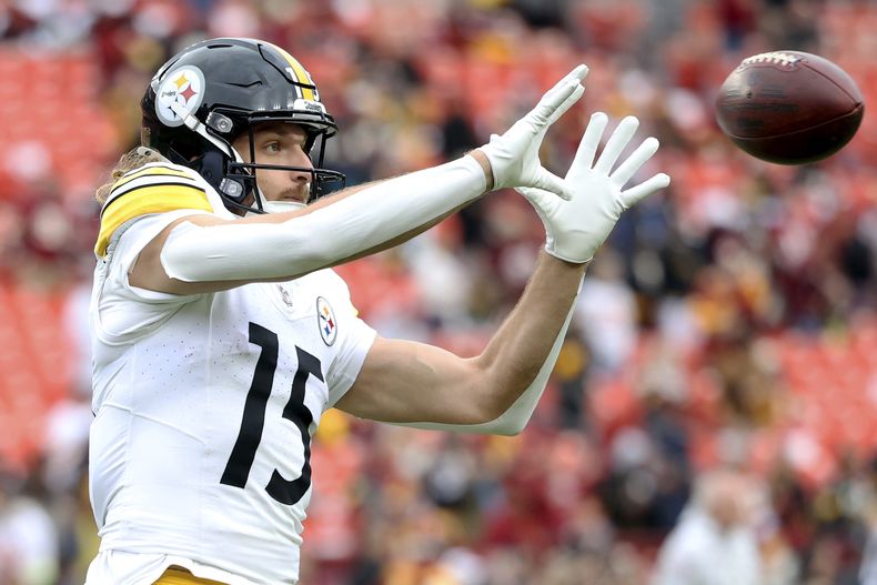 ARCHIVO - Ben Skowronek, wide receiver de los Steelers de Pittsburgh, atrapa el balón durante un partido de la NFL en contra de los Commanders de Washington, el 10 de noviembre de 2024, en Landover. (AP Foto/Daniel Kucin Jr., Archivo)