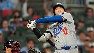El jugador de doble rol de los Dodgers de Los Ángeles, Shohei Ohtani (17), se poncha durante la cuarta entrada del cuarto juego de la serie divisional de la Liga Nacional de béisbol contra los Bravos de Atlanta, el miércoles 7 de octubre de 2026, en Atlanta. (Foto AP/Mike Stewart)