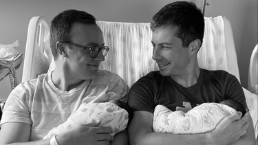pete buttigieg, el secretario de transporte de eeuu, presento a sus gemelos junto a su marido