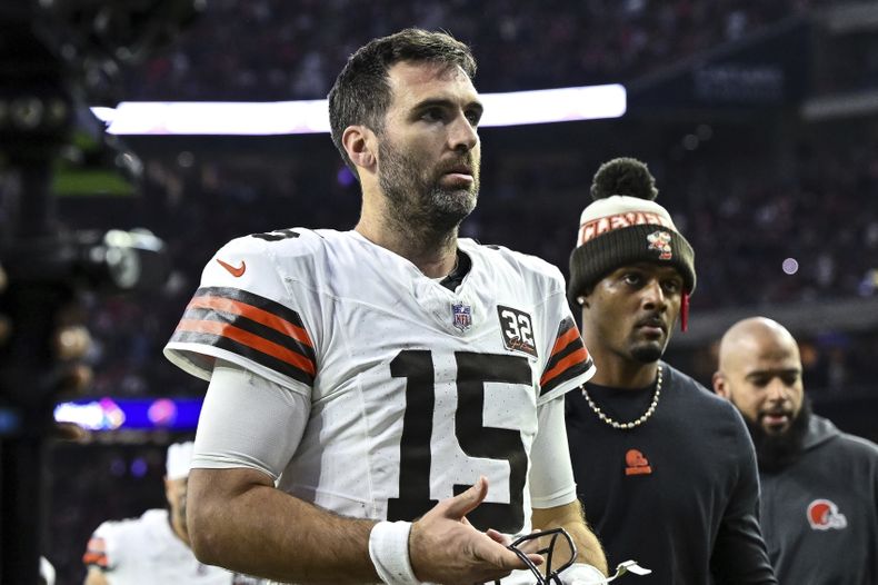 ARCHIVO - El quarterback de los Browns de Cleveland, Joe Flacco (15), abandona el campo al final de la primera mitad contra los Texans de Houston durante un partido de fútbol americano de los playoffs de comodines de la NFL, el 13 de enero de 2024 en Houston. (AP Foto/Maria Lysaker, Archivo)