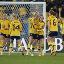 La futbolista sueca Amanda Ilestedt (centro), celebra tras anotar el cuarto gol de Suecia en el partido del Grupo G del Mundial femenino contra Italia, en Wellington, Nueva Zelanda, el 29 de julio de 2023. (AP Foto/John Cowpland)