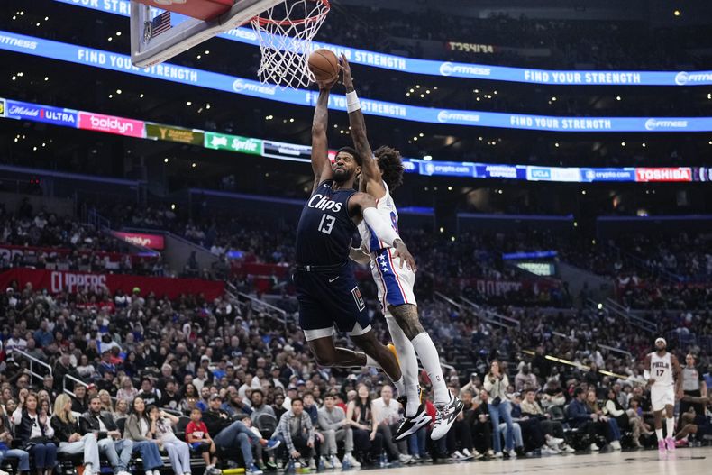 A Paul George (13), de los Clippers de Los Ángeles, le bloquea un tiro Kelly Oubre Jr. (9), de los Sixers de Filadelfia, durante la segunda mitad del juego de baloncesto de la NBA, el domingo 24 de marzo de 2024, en Los Ángeles. (AP Foto/Jae C. Hong)