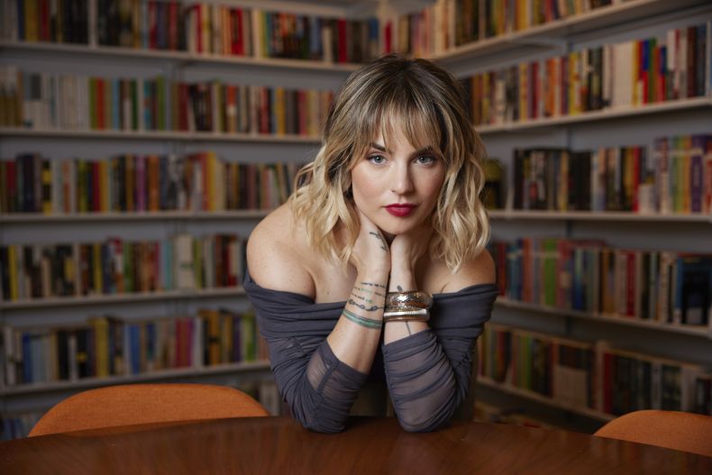 La cantante Joanna Levesque, que saltó a la fama como JoJo cuando tenía 13 años, posa para un retrato para promocionar sus memorias, Over the Influence, el miércoles 18 de septiembre de 2024 en Nueva York. (Foto Matt Licari/Invision/AP)
